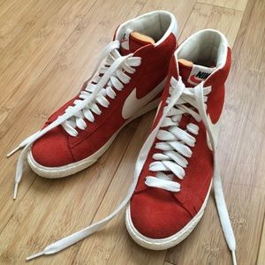Womens NIKE BLAZER in red vintage suede